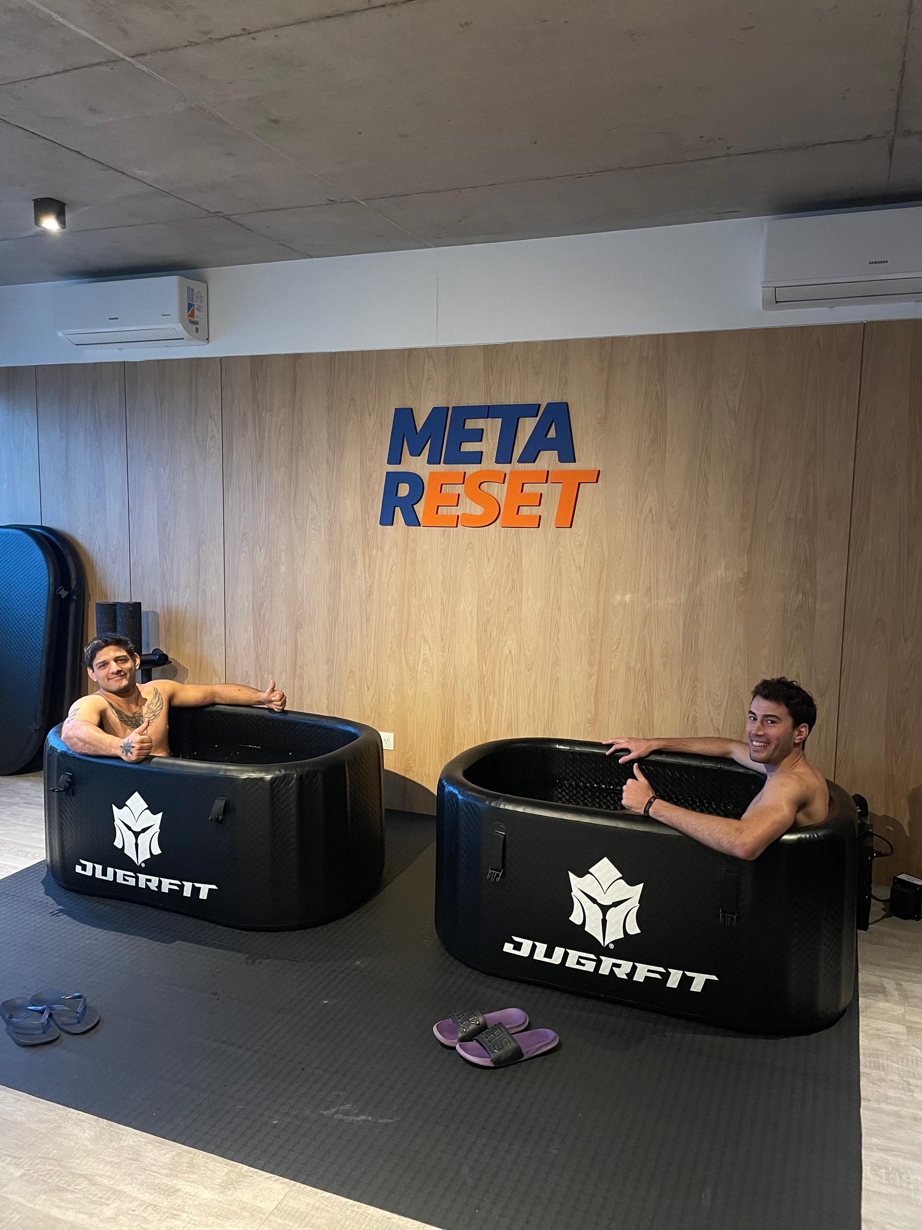 Crioterapia — dos personas en tinas de agua fría a 9°C en Meta Reset