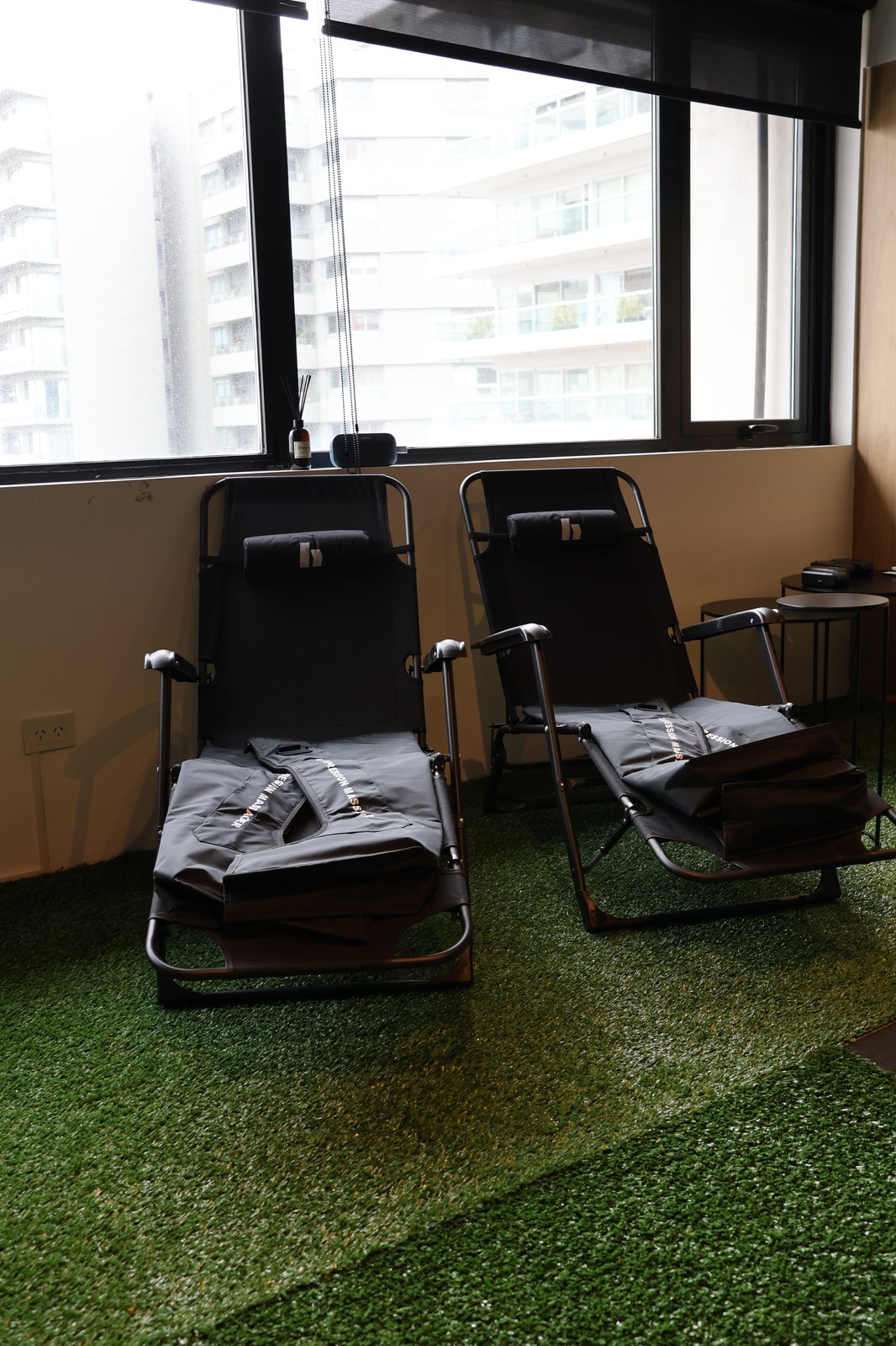 Sillones de botas de compresión con pared de pasto