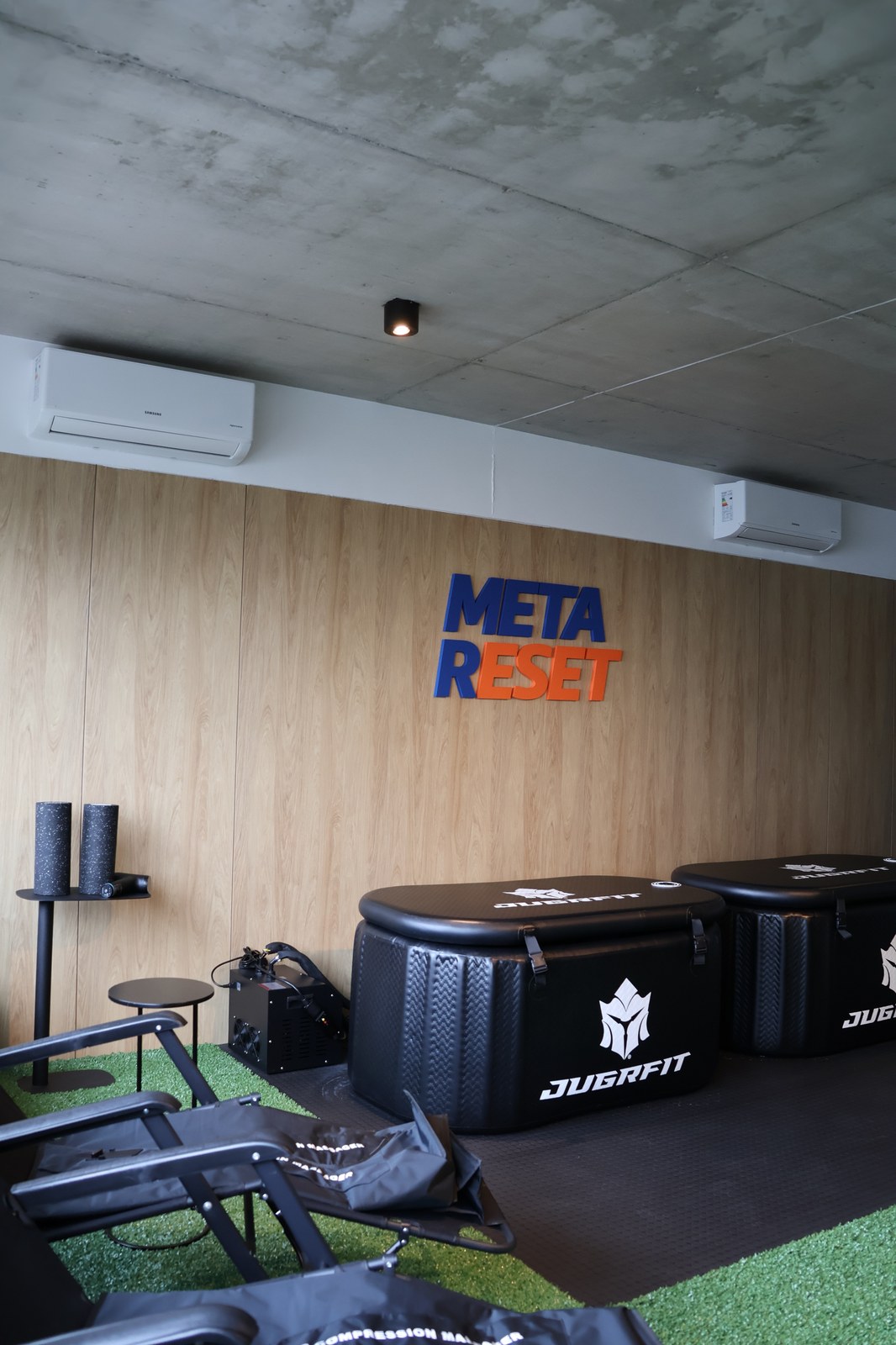 Vista completa del espacio Meta Reset con logo en el piso